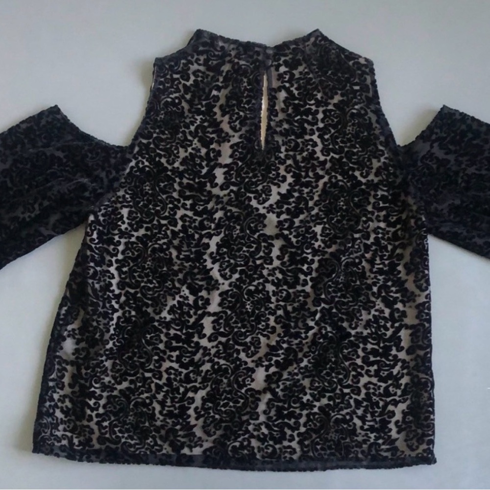 Alice + Olivia Black Burnout Cold-Shoulder Velvet Top - Picture 3 of 5